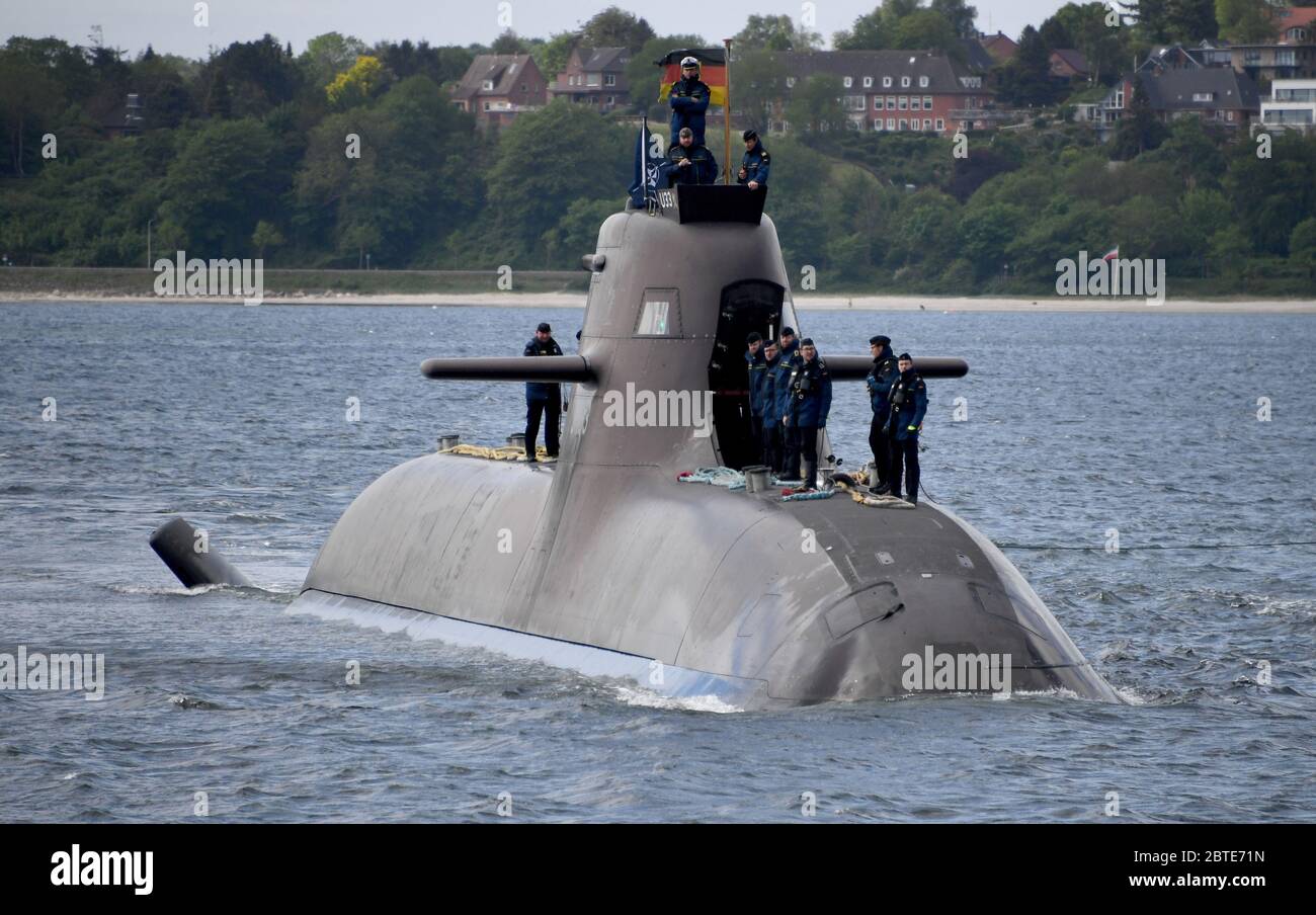 Alemania. 25 de mayo de 2020. 25 de mayo de 2020, Schleswig-Holstein, Eckernförde: El submarino alemán 'U33' regresa a la base naval y puerto de origen de Eckernförde. El submarino ha realizado varios viajes de reconocimiento en la frontera exterior de la OTAN desde febrero. En las últimas semanas, fue subordinado a la sede marítima de la Alianza (comando Marítimo aliado, MARCOM) y debía observar las actividades de la flota rusa. Foto: Carsten Rehder/dpa crédito: dpa Picture Alliance/Alamy Live News Foto de stock