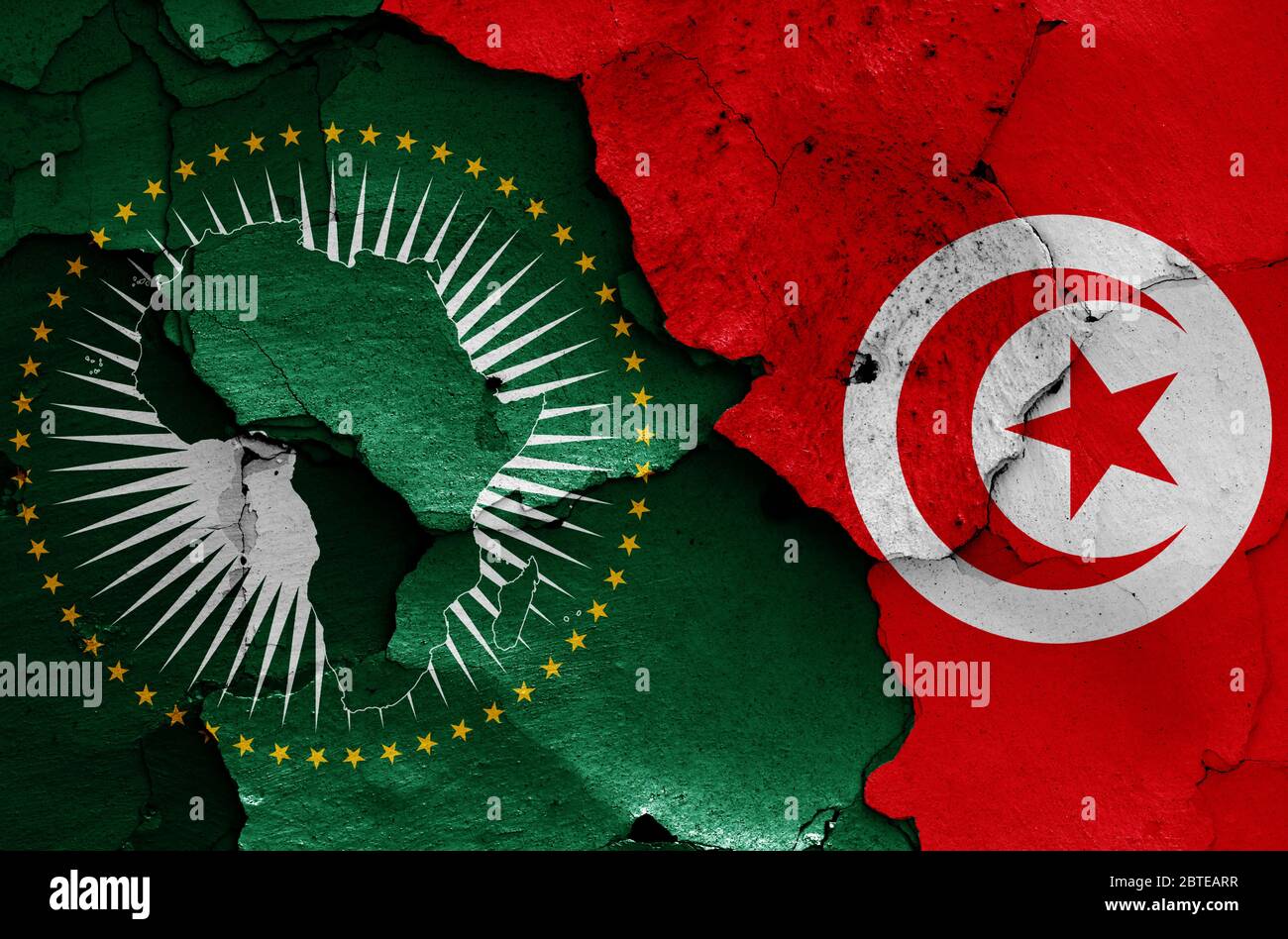Banderas de la Unión Africana y Túnez pintadas en un muro agrietado Foto de stock