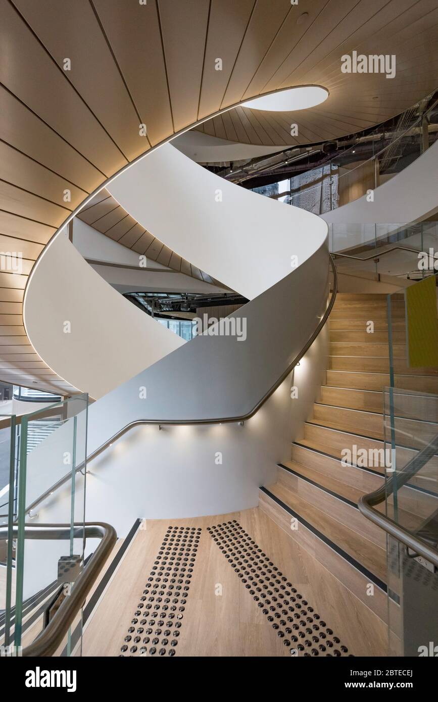 La escalera de doble hélice entrelazada en el nuevo edificio de la Universidad Central de la UTS en Sydney está hecha de acero australiano y vidrio curvo Foto de stock