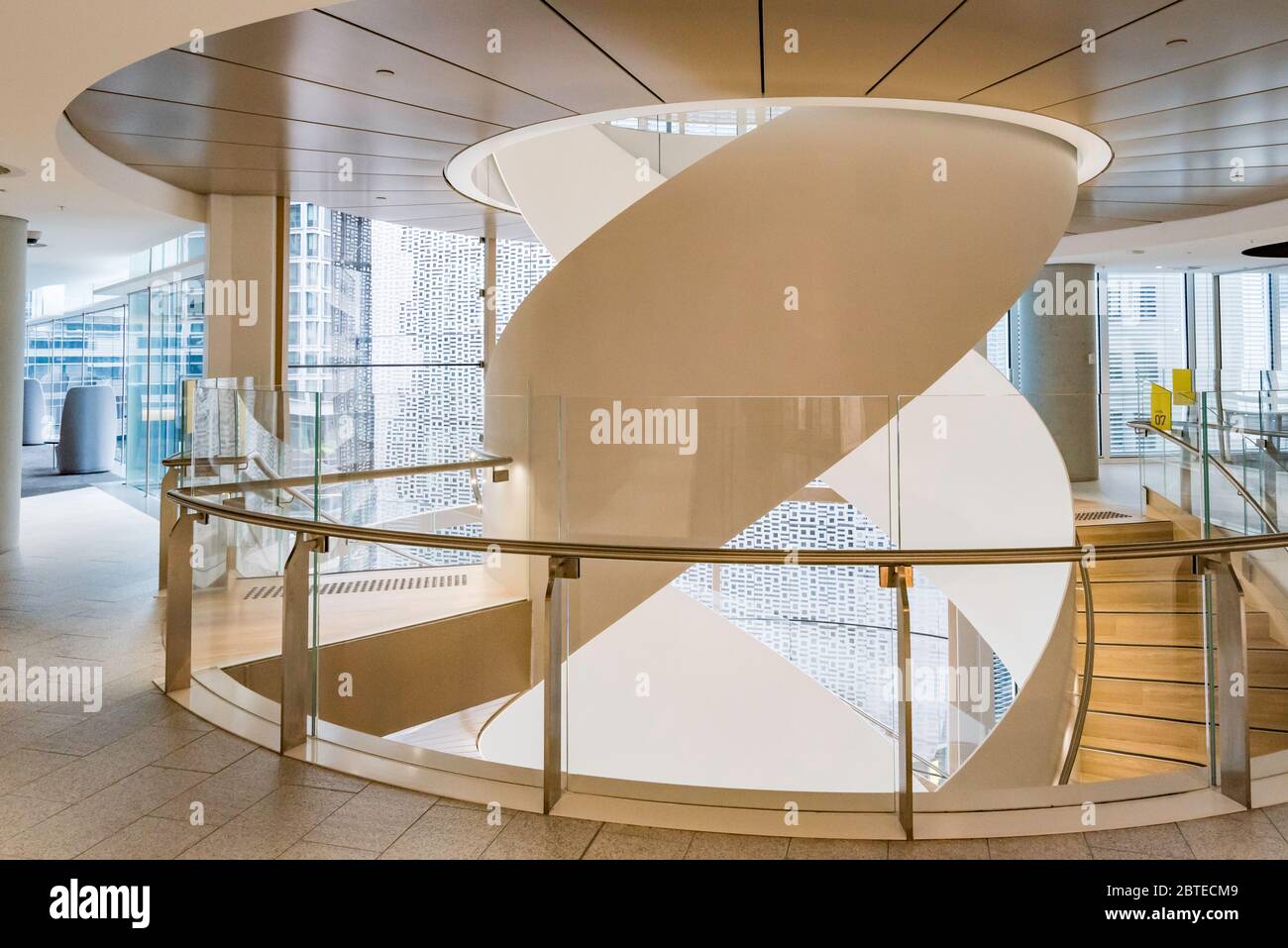 La escalera de doble hélice entrelazada en el nuevo edificio de la Universidad Central de la UTS en Sydney está hecha de acero australiano y vidrio curvo Foto de stock