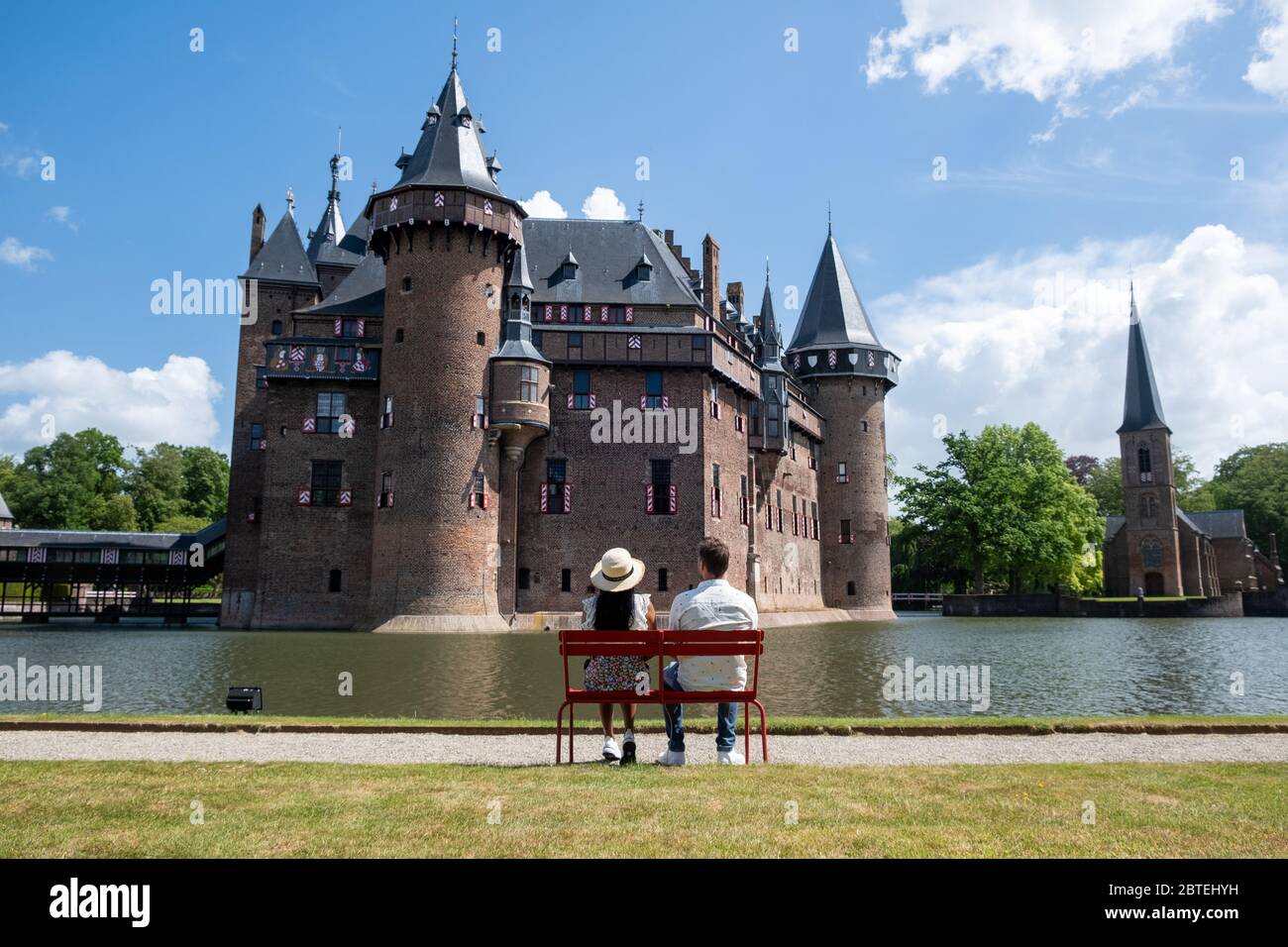 Jardín público del Castillo de Haar en Utrecht países Bajos, la gente que se relaja en el parque cerca del castillo en Holanda Utrecht Foto de stock
