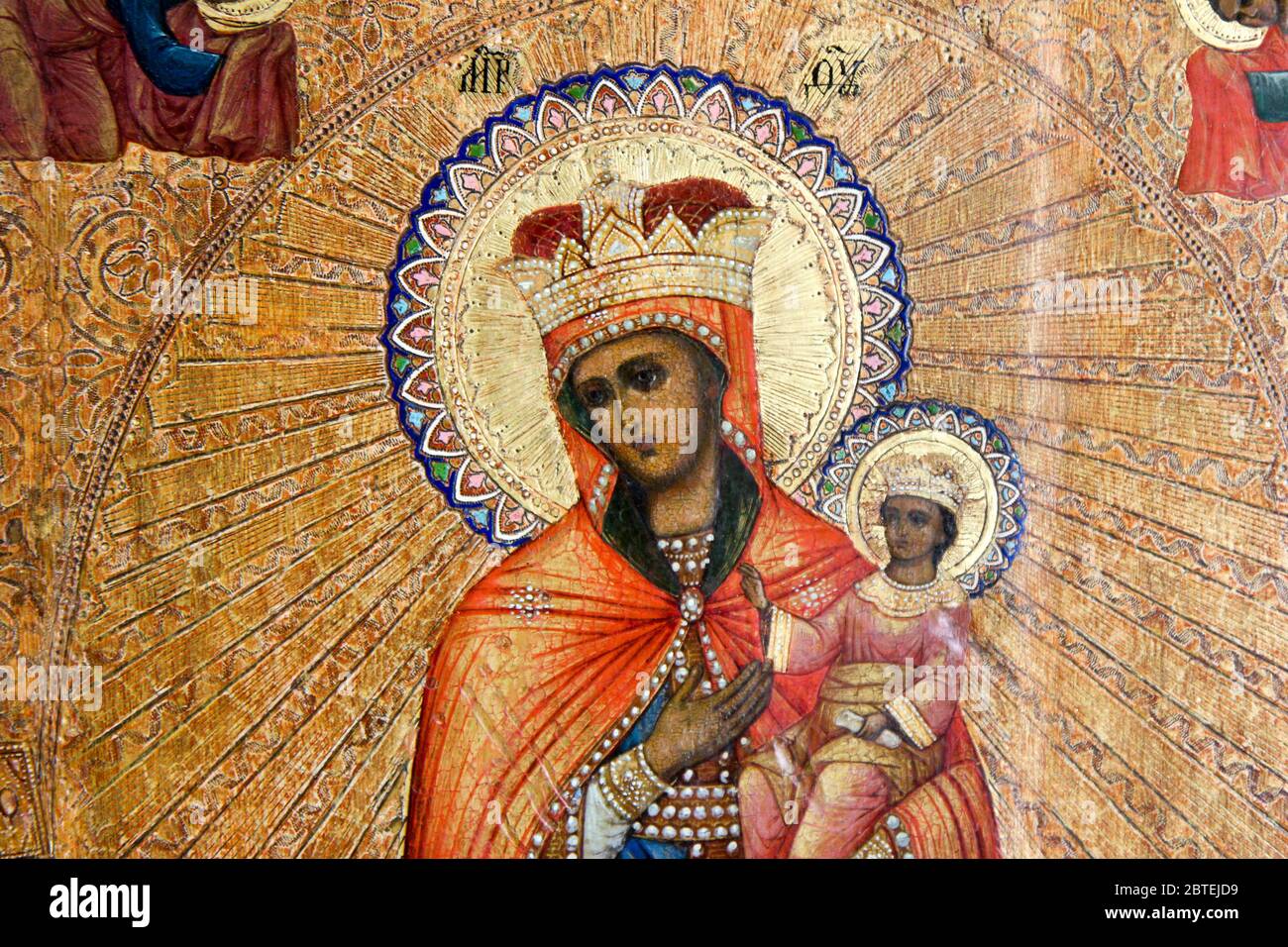 Icono bizantino de Ucrania llamado 'Consolador de los afligidos' que representa a Santa María Madre de Dios que señala a su bebé Jesucristo con su mano. Foto de stock