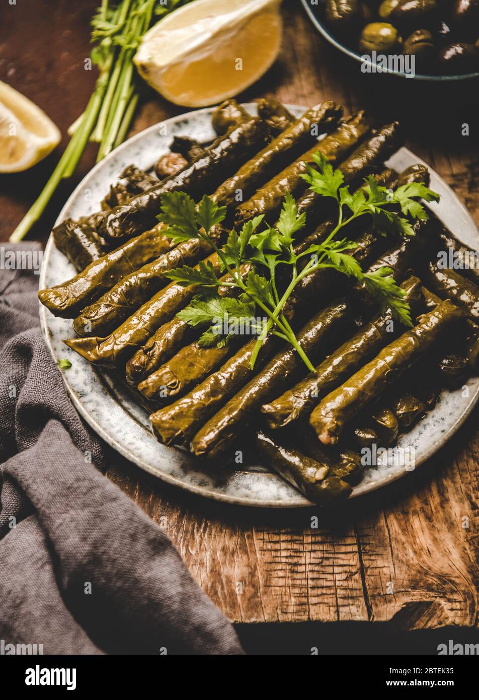 Sarma turca o Dolma con arroz y especias en el plato Foto de stock