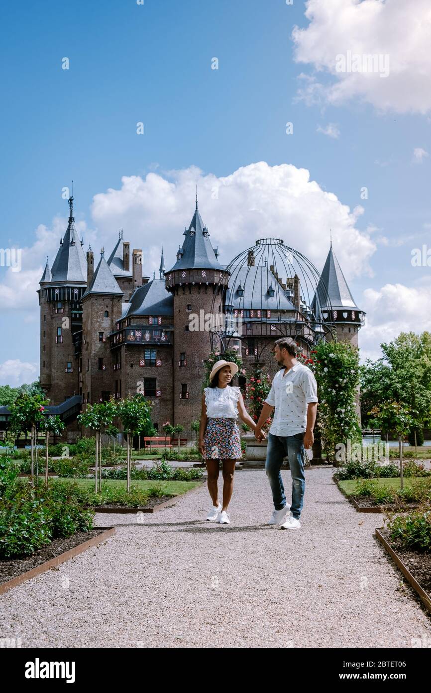 Jardín público del Castillo de Haar en Utrecht países Bajos, la gente que se relaja en el parque cerca del castillo en Holanda Utrecht Foto de stock