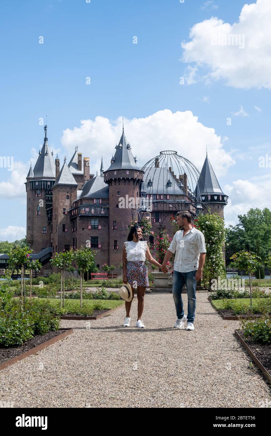 Jardín público del Castillo de Haar en Utrecht países Bajos, la gente que se relaja en el parque cerca del castillo en Holanda Utrecht Foto de stock