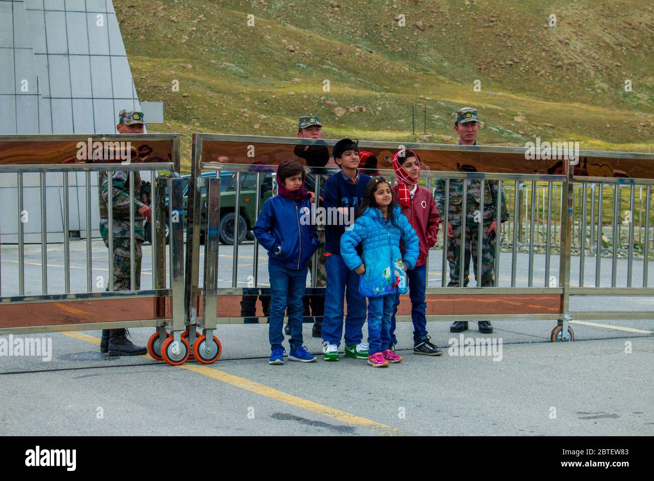 Niños tomando fotos con soldados chinos en el paso de Khunjerab, Pak China Border 6/28/2018 Foto de stock