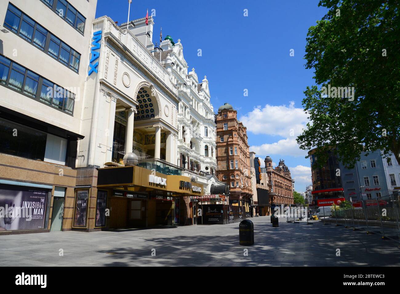 Una desierta Leicester Square, Londres, durante el cierre de la pandemia del Coronavirus de 2020 Foto de stock