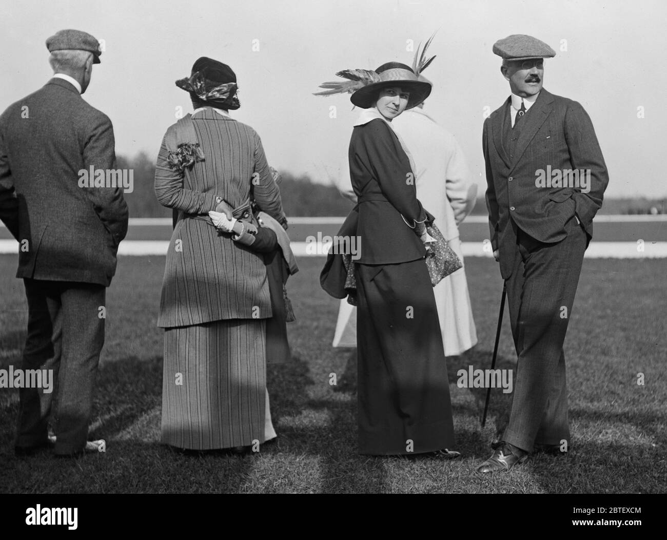 Beatrice Clafin y M.M. Van Beuren en la United Hunts Racing Association se reúne en Belmont Park Terminal Track, Belmont, Nueva York, 22 de mayo de 1920. Foto de stock