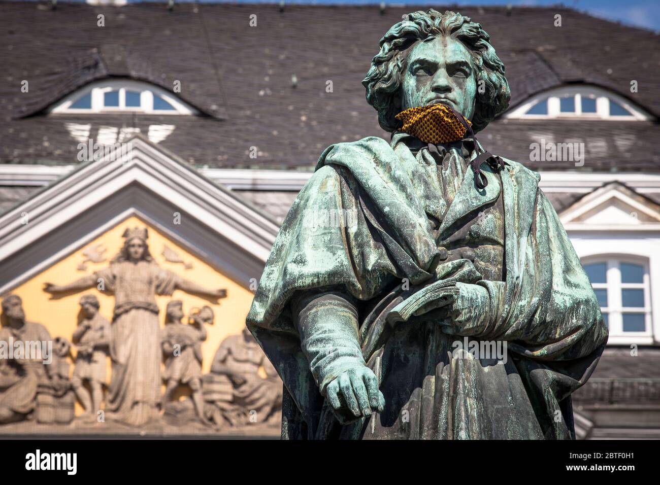 El monumento Beethoven con máscara de corona resbalada en la plaza Muenster frente a la antigua oficina de correos, Bonn, Renania del Norte-Westfalia, Alemania. Das be Foto de stock