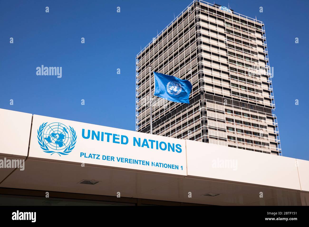 Entrada al Campus de las Naciones Unidas con el edificio de oficinas Tall Eugen, que alberga varias organizaciones de las Naciones Unidas, Bonn, Renania del Norte-Westfalia, Alemania. Foto de stock