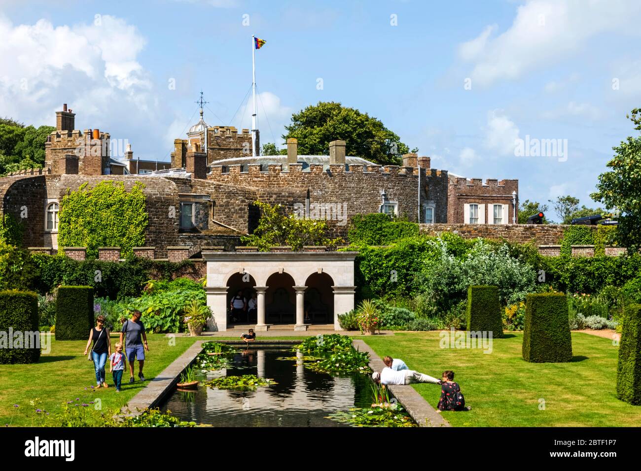 Inglaterra, Kent, tratar, Walmer, Walmer Castle, la reina madre y el jardín del castillo Foto de stock