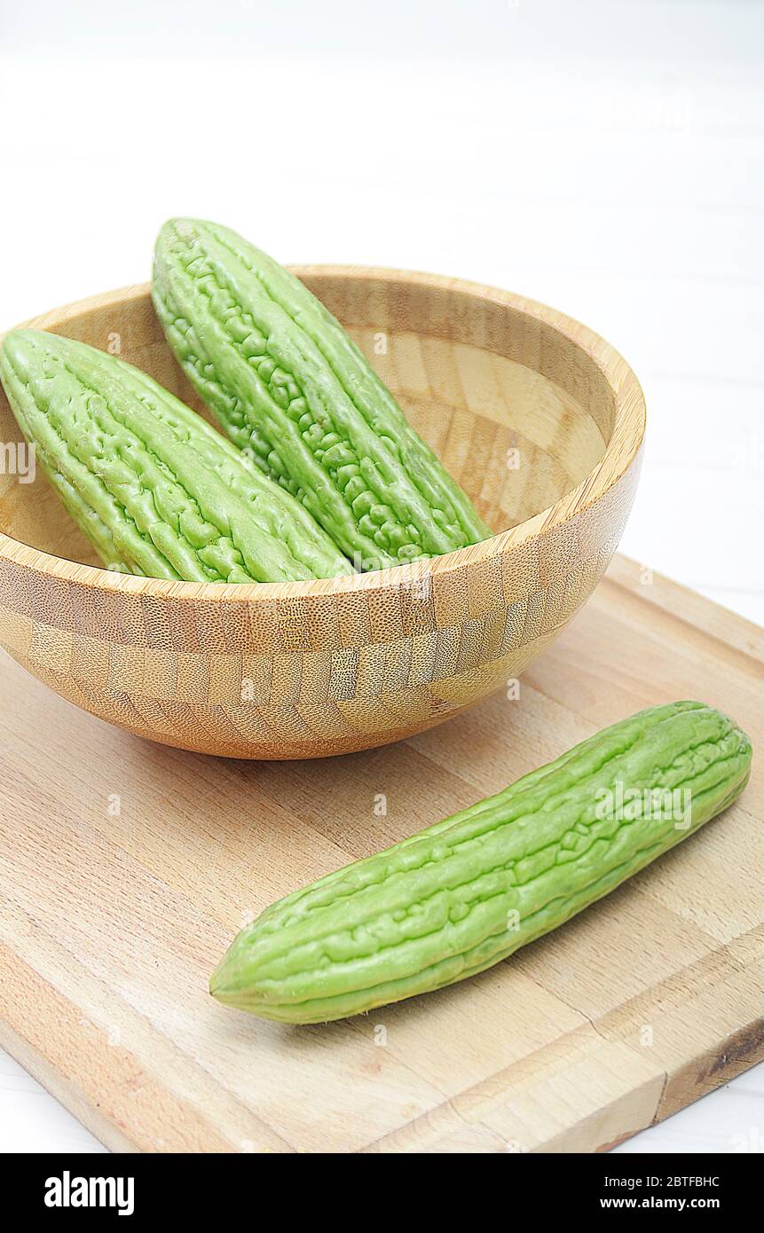 Verde Melón amargo orgánico en el cuenco de madera. Melón amargo bueno
