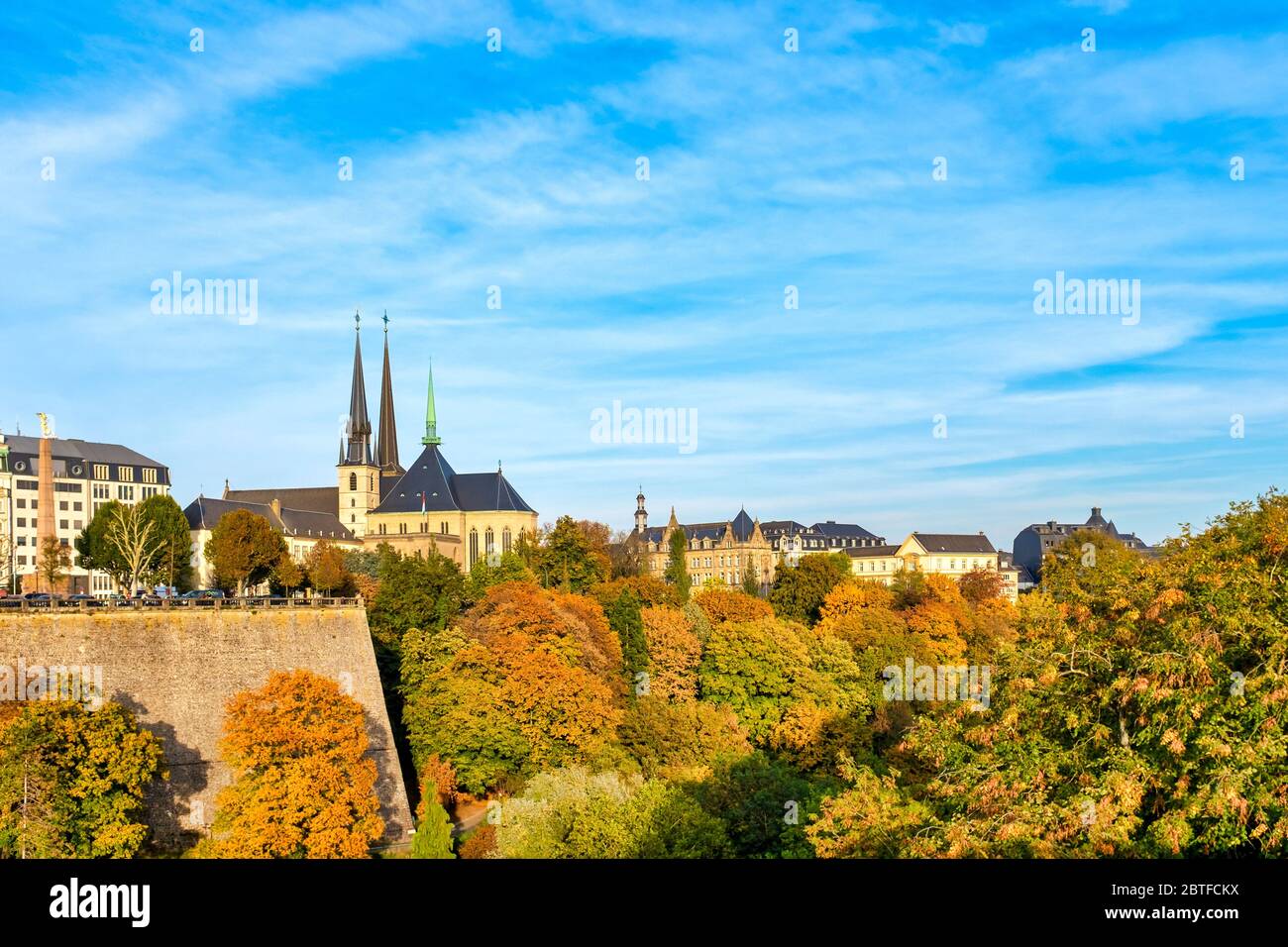 Vista de la Ville Haute y Parcs de la Petrusse, Luxemburgo, ciudad Foto de stock