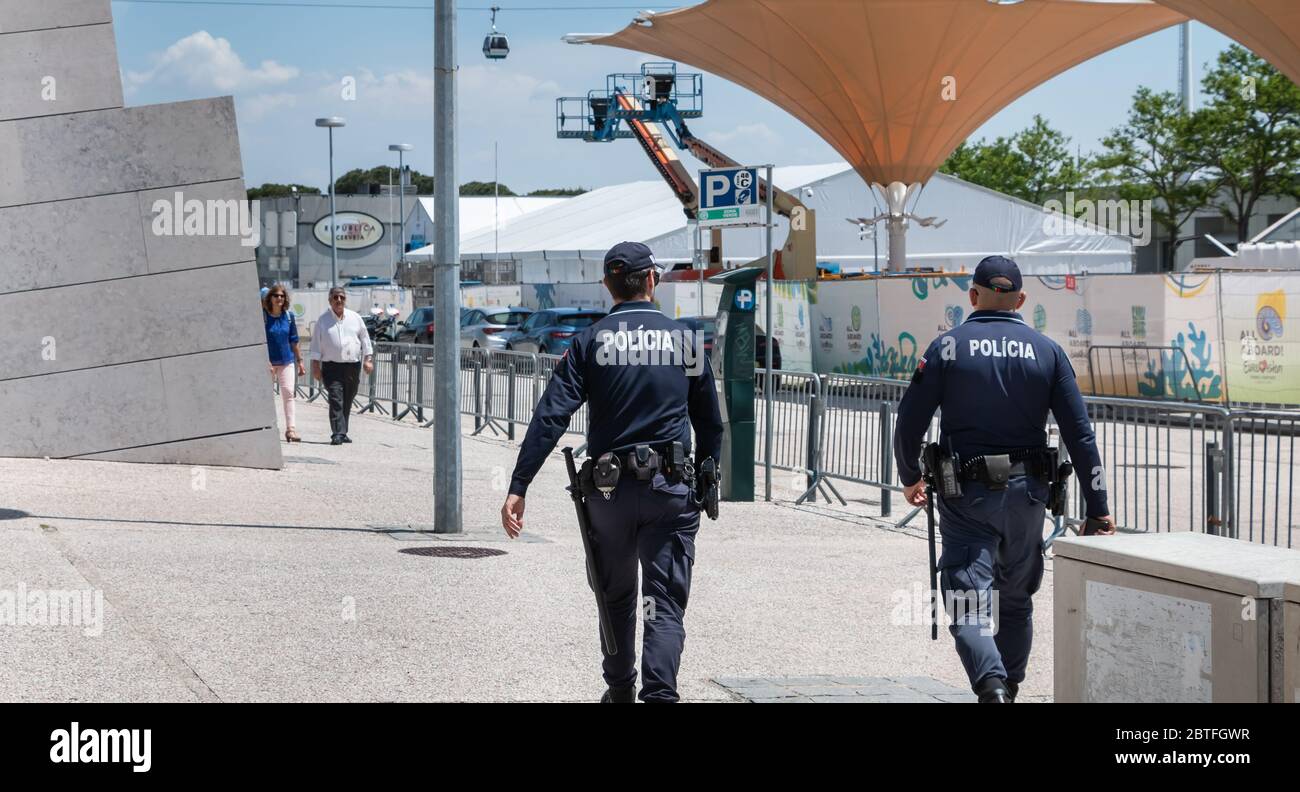 Lisboa, Portugal - 7 de mayo de 2018: Policía patrullando a pie en el distrito de la Expo en un día de primavera Foto de stock