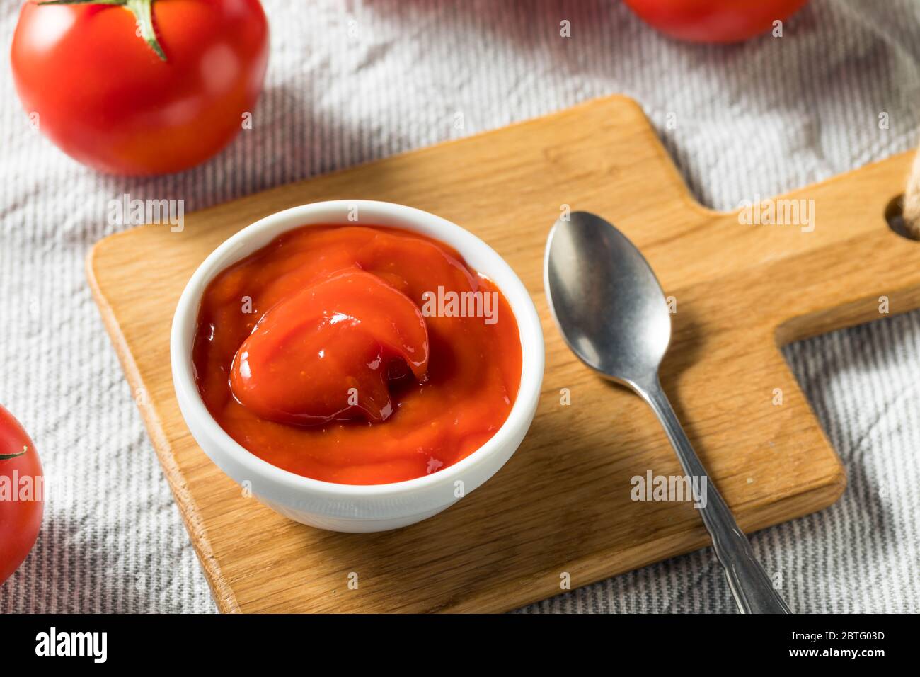 Tomate rojo orgánico dulce Ketchup en un Bol Foto de stock