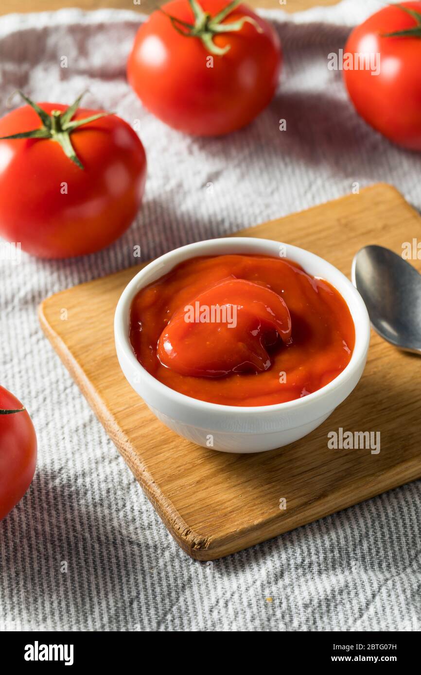 Tomate rojo orgánico dulce Ketchup en un Bol Foto de stock