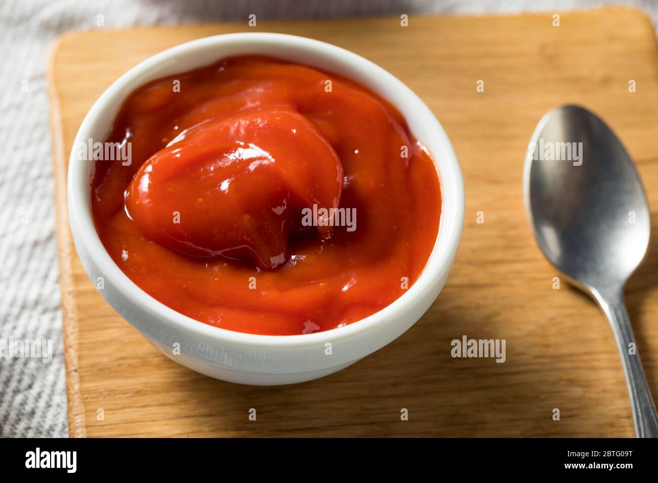 Tomate rojo orgánico dulce Ketchup en un Bol Foto de stock