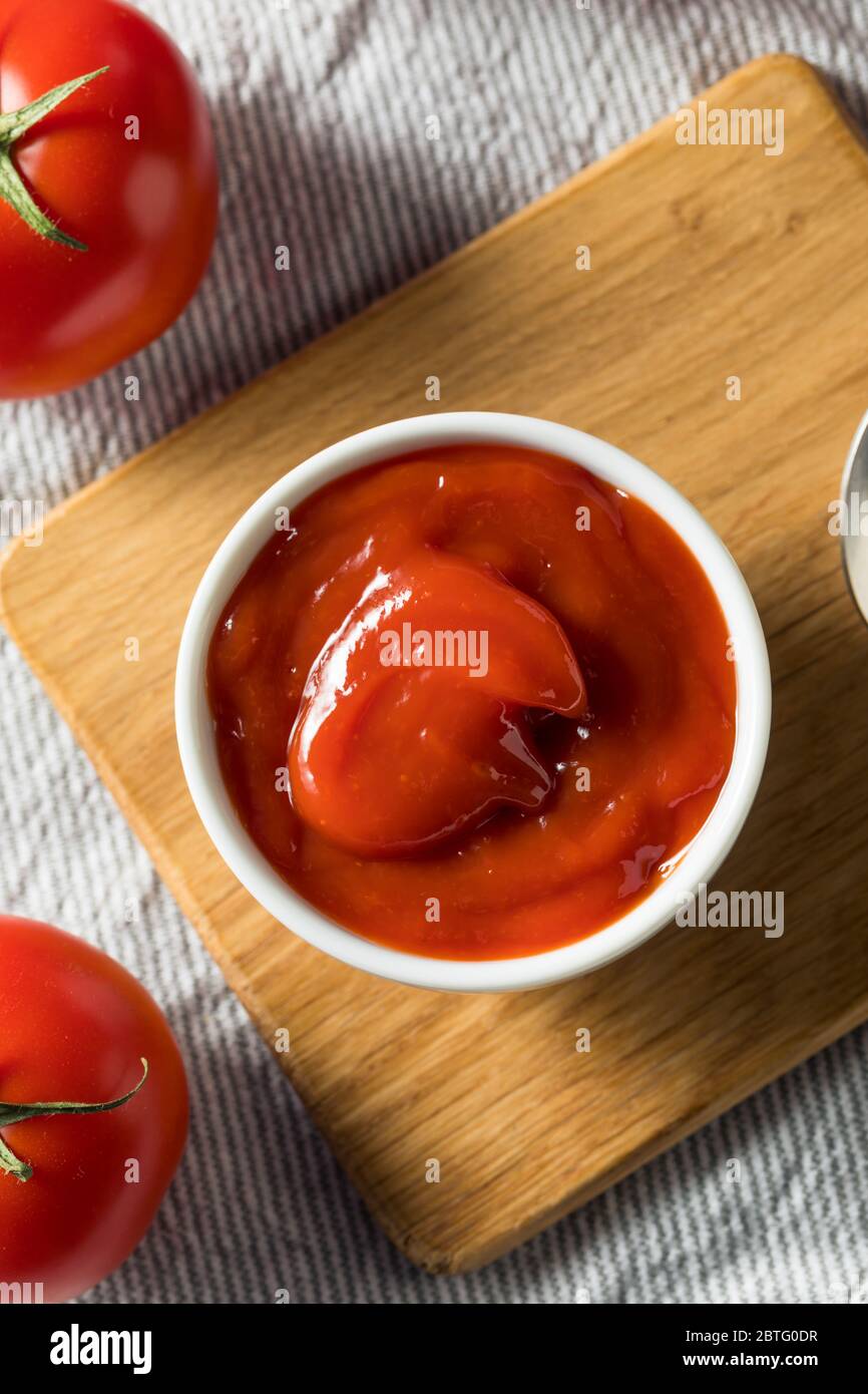 Tomate rojo orgánico dulce Ketchup en un Bol Foto de stock