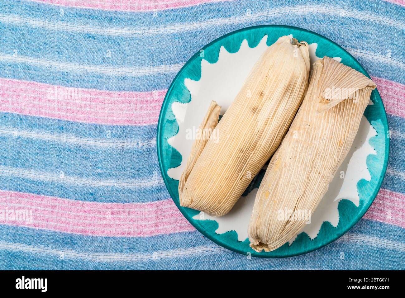 Tamale dulce, plato mexicano hecho con masa de maíz con pasas y fresa o