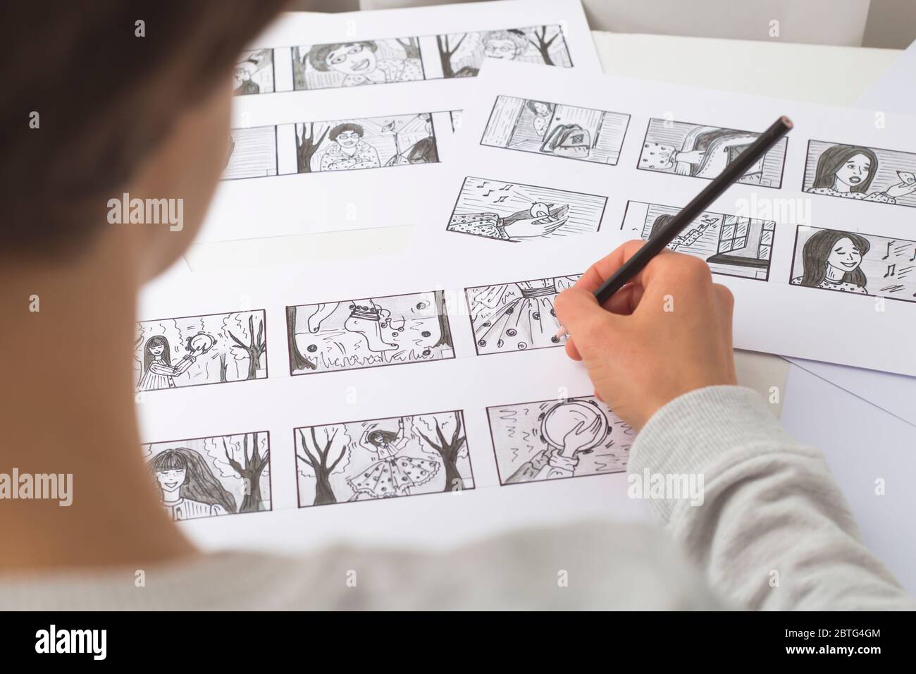 Artista ilustrador dibuja un guión gráfico para la película. El animador crea croquis para la caricatura. Foto de stock