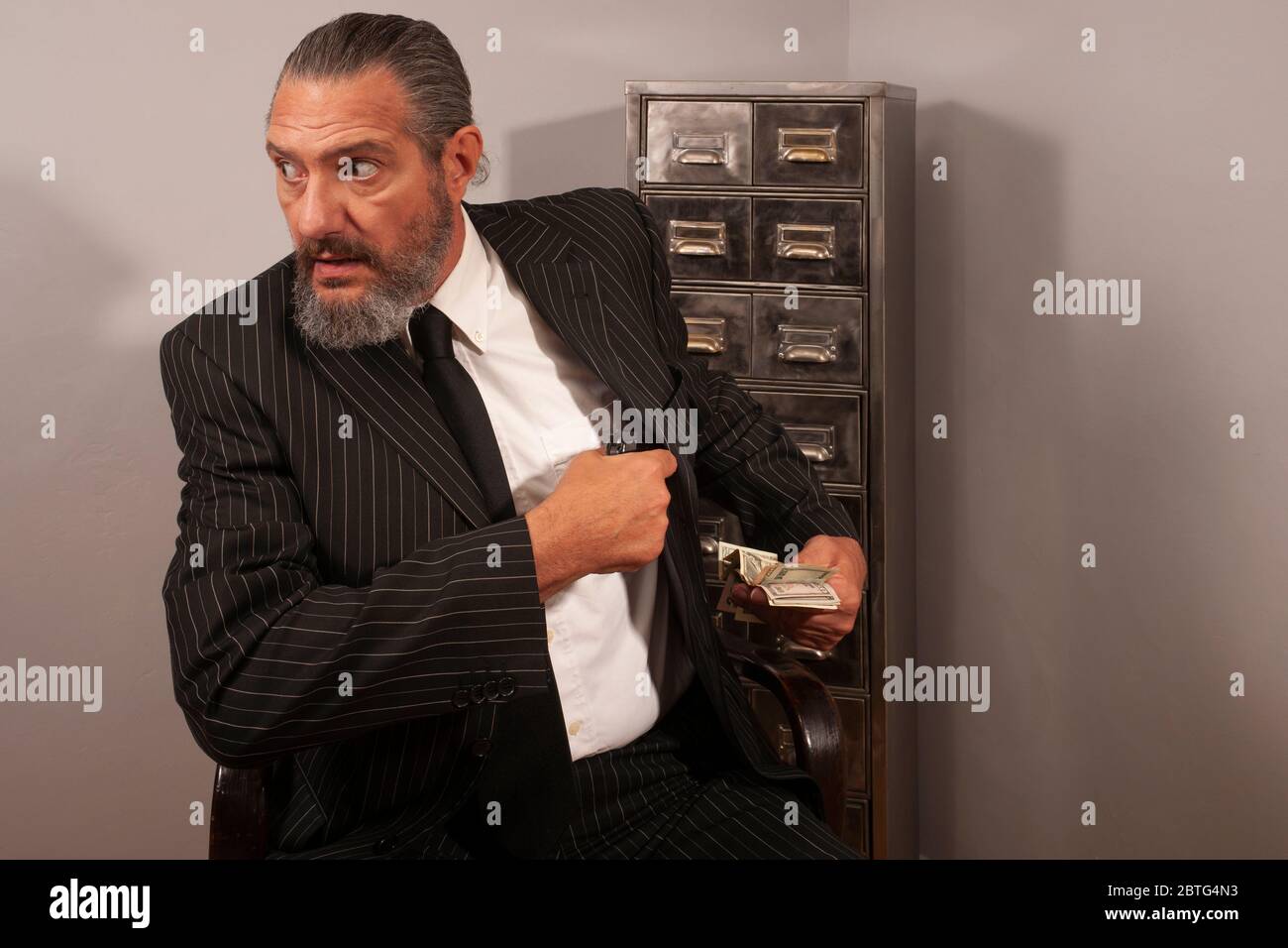 jefe de mafia en ropa oscura Fotografía de stock - Alamy