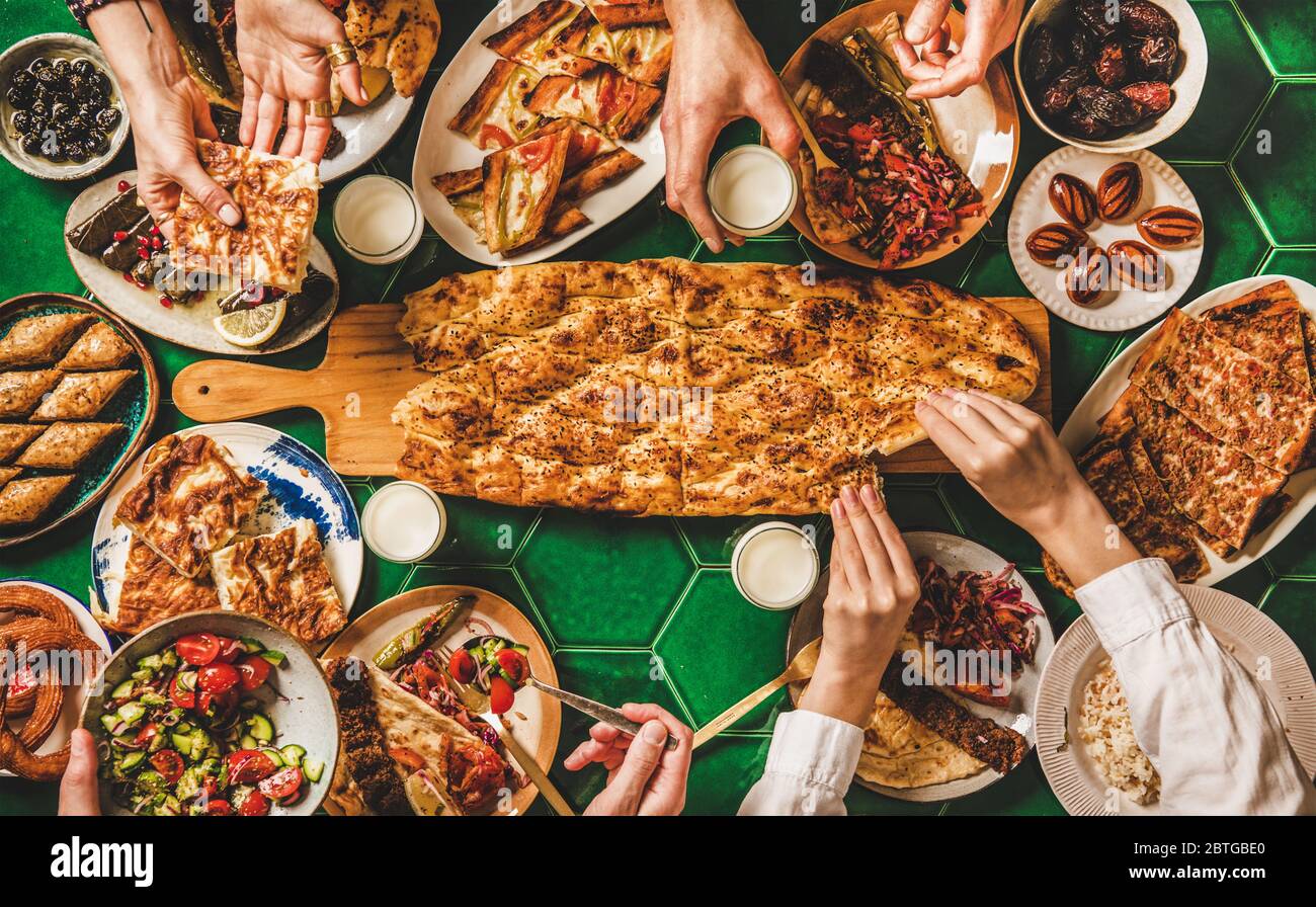 Cena familiar con comida turca y ayran Foto de stock