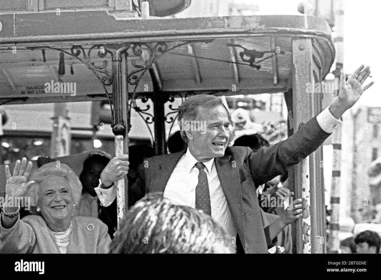 Candidato a presidente de EE.UU., George H. W. Bush haciendo campaña con su esposa, Barbara en un teleférico en San Francisco, California. 1988 Foto de stock