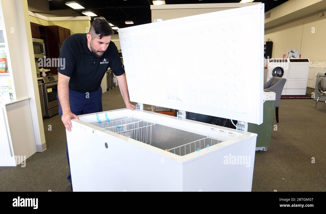 St. Louis, Estados Unidos. 25 de mayo de 2020. El vendedor Armando McVey  examina un nuevo congelador que acaba de llegar a la planta de ventas en  los mostradores de venta de