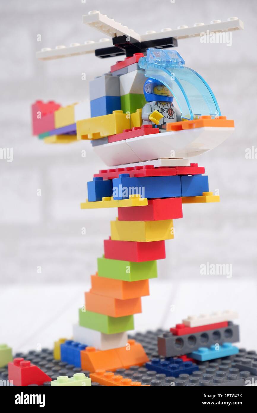 Creatividad jugar y hacer un helic ptero de ladrillo Lego