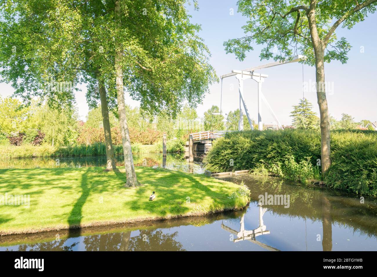 Hermosa vista de un puente levadizo holandés tradicional en un parque en el pueblo de Zevenhuizen, países Bajos Foto de stock