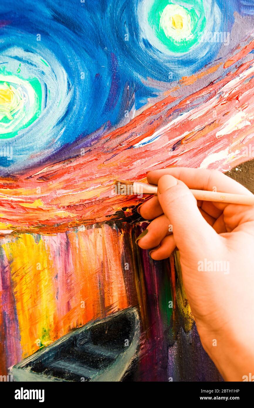Pincel de pintura, lienzo de mano y óleo, mano de artista, acrílico y  espectro completo en cartón, Van Gogh La Noche estrellada Fotografía de  stock - Alamy
