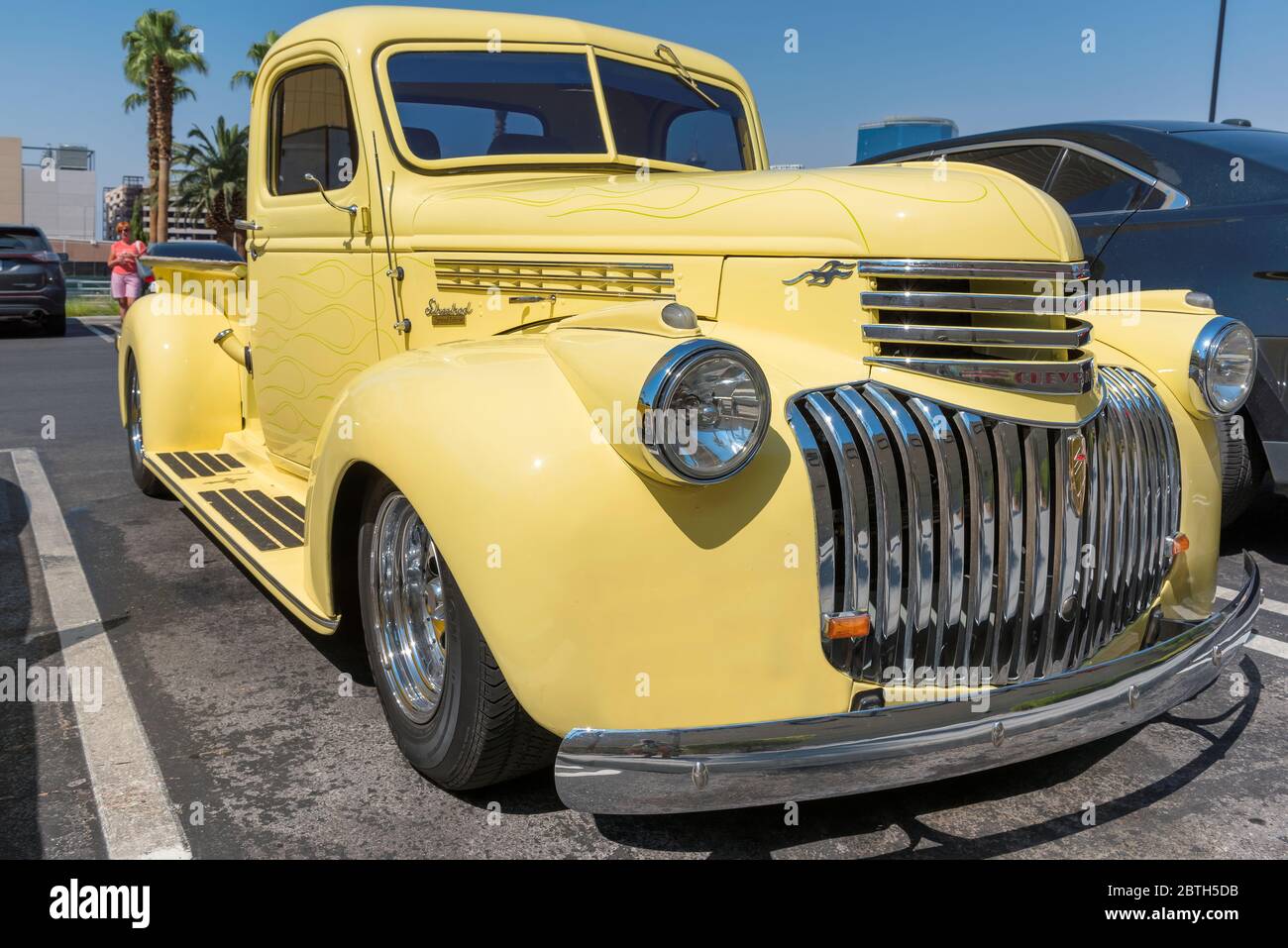 Viejo Chevrolet amarillo americano. Foto de stock