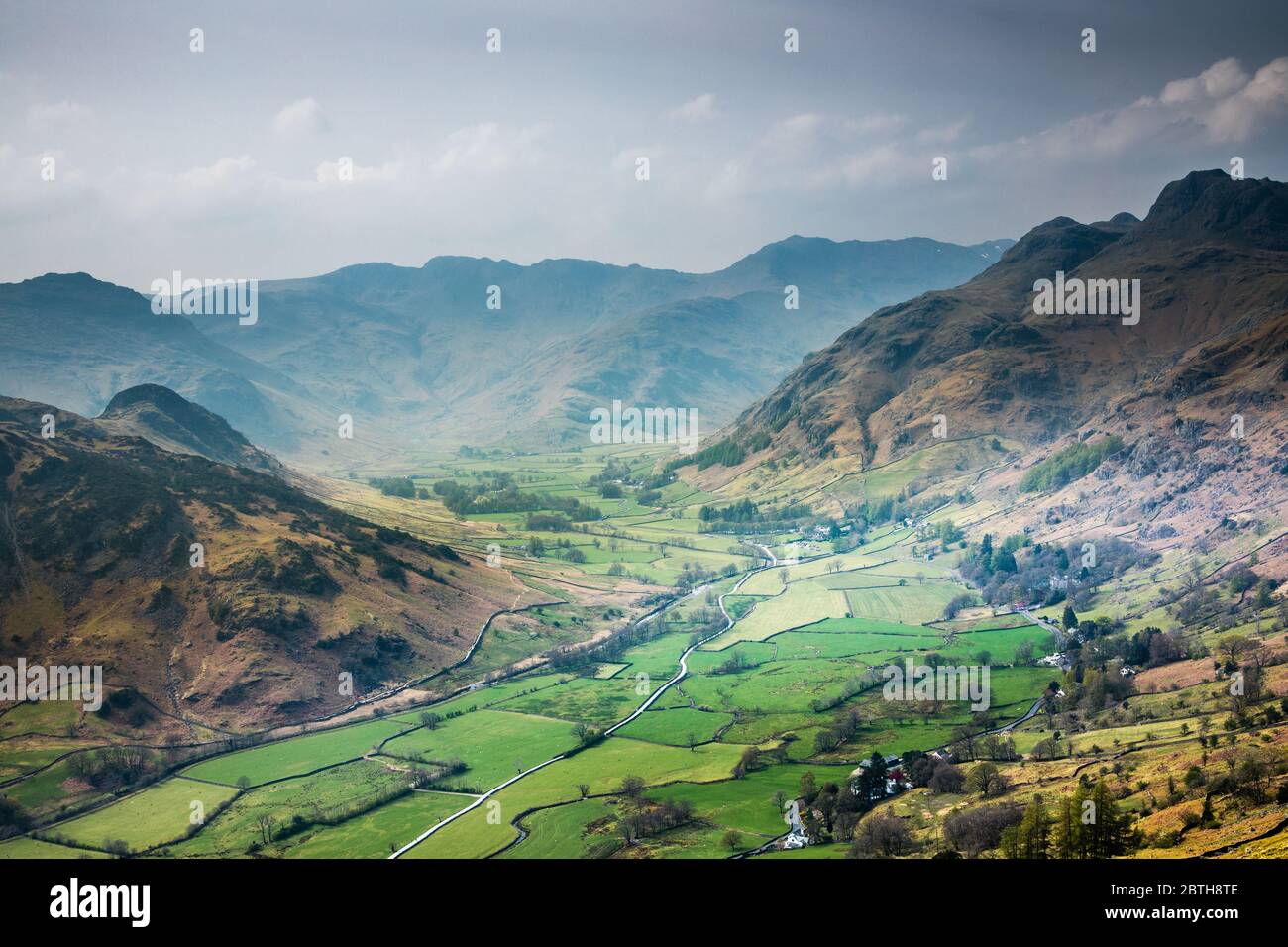 Gran valle de Langdale en el distrito de English Lake en un día soleado Foto de stock