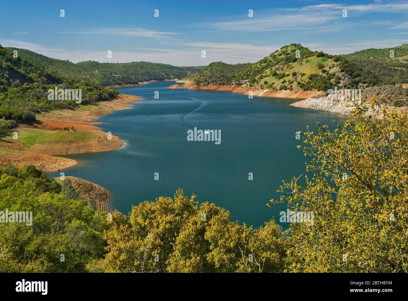 Bajo nivel de agua en el embalse Don Pedro en el río Tuolumne, Gold Country, California, EE.UU Foto de stock