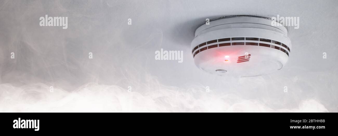 Detector de humo en el techo en caso de alarma de incendio por humo como  advertencia de protección contra incendios