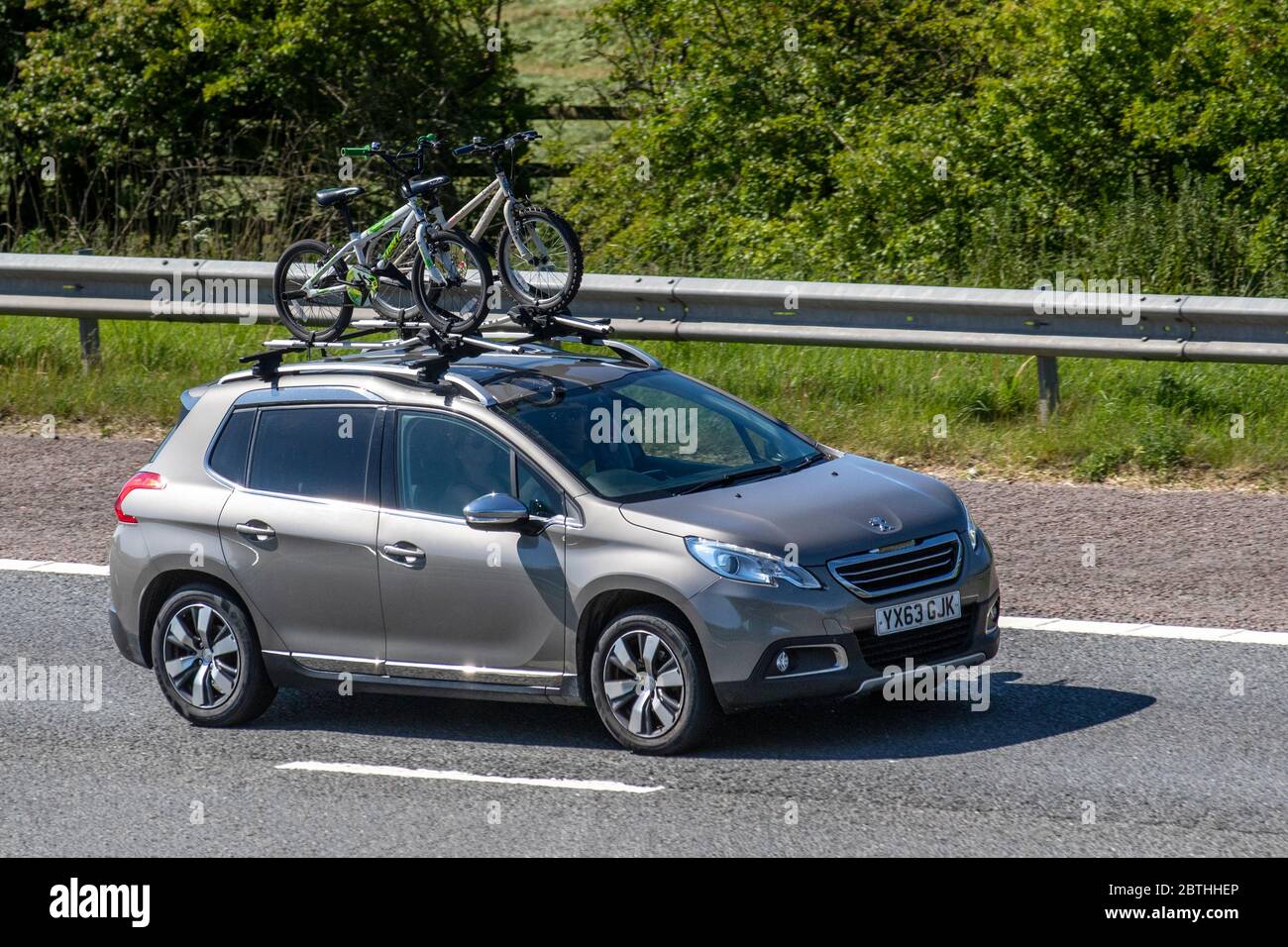 2014 gris Peugeot 2008 SUV; vehículos de circulación de vehículos,  portabicicletas, coches de conducción en carreteras del Reino Unido,  motores, portabicicletas montado en techo, portabicicletas techo,  portabicicletas, portabicicletas, portabicicletas ...