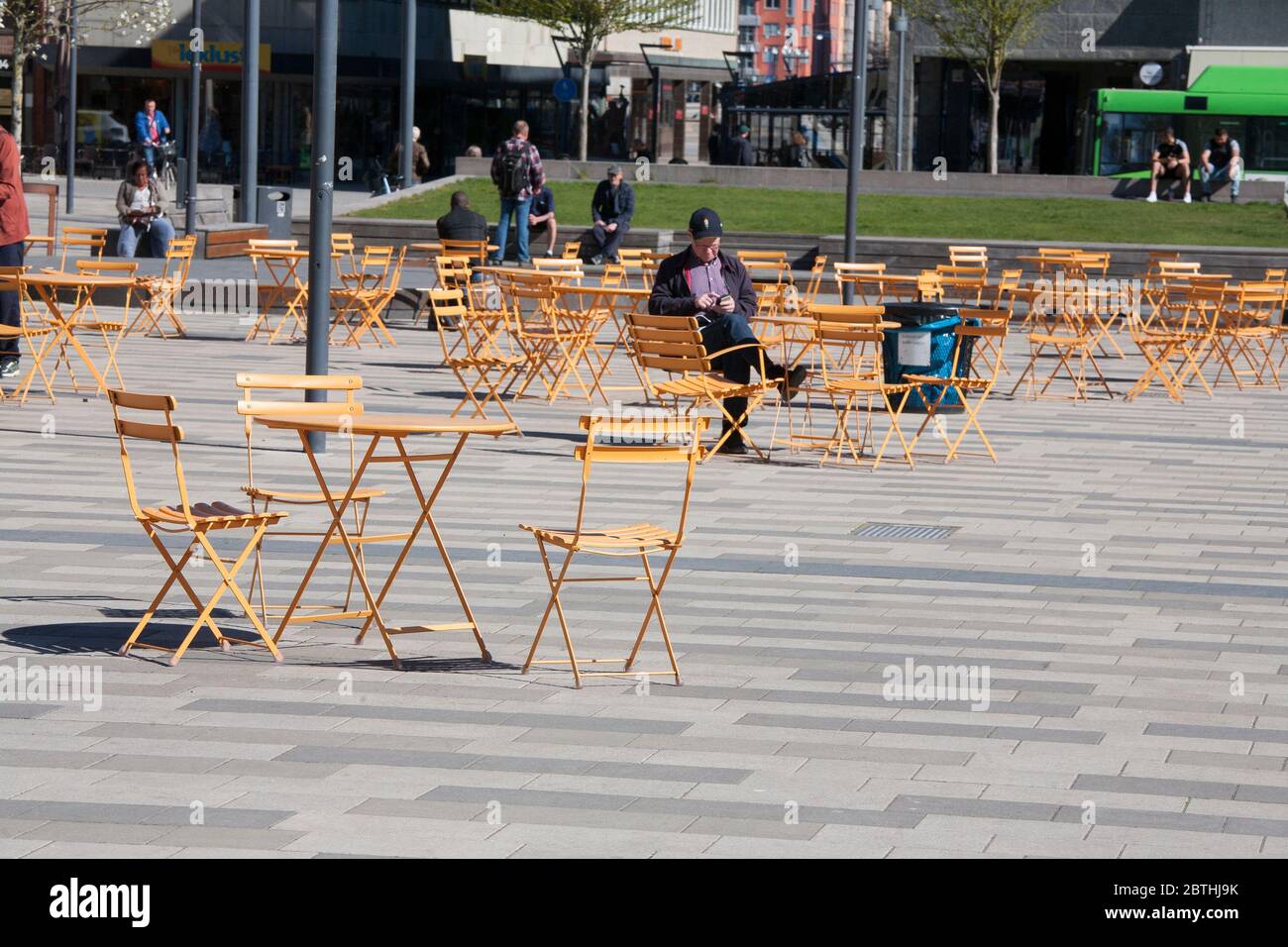 Mesas vacías en el café al aire libre en la plaza durante la pandemia de Corona 2020 Foto de stock