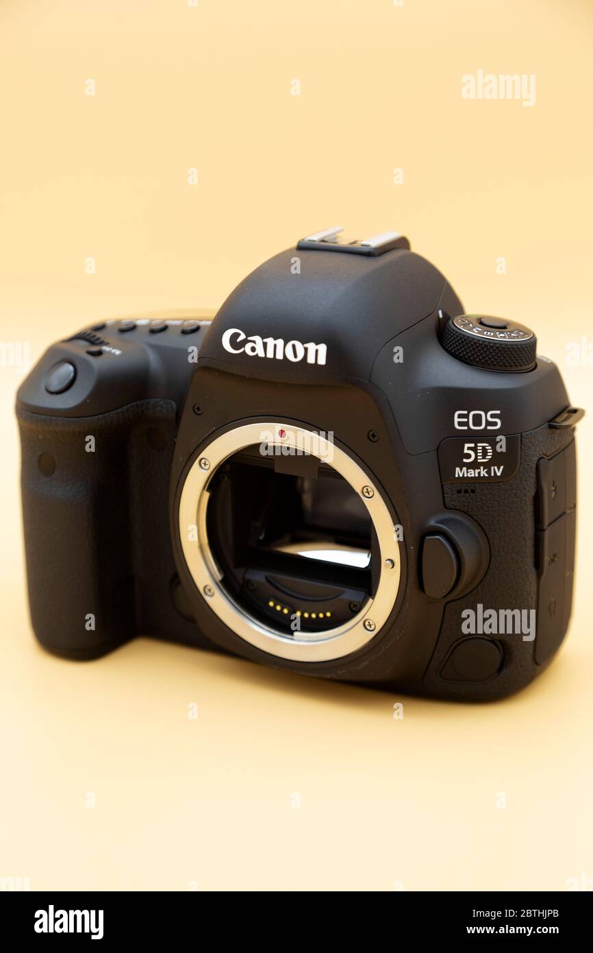 Un de cámara Canon 5D Mark IV. Es una cámara réflex digital de solo objetivo de fotograma completo Fotografía de stock - Alamy