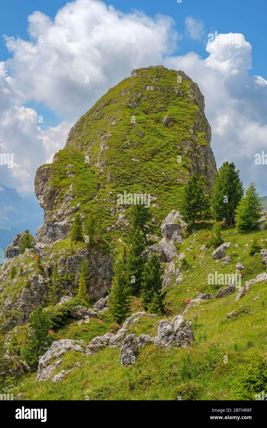 Escénica formación de rocas en las montañas Foto de stock