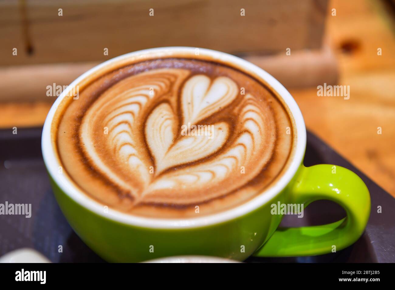 Formas de café de arte en tazas verdes Fotografía de stock - Alamy