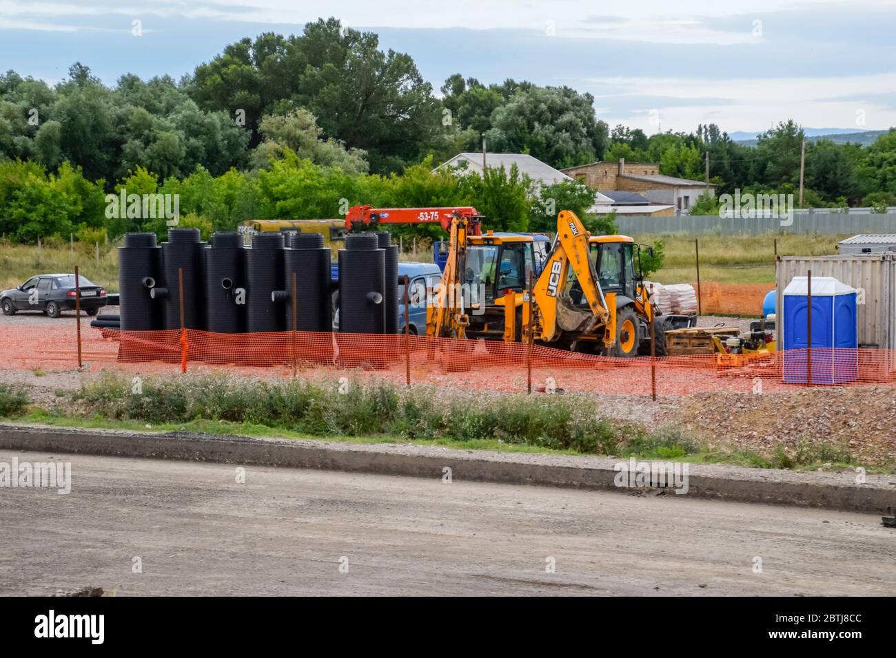 Balaklava, República de Crimea - 9 de junio de 2019: Construcción del sistema de alcantarillado. Equipo y equipo. Foto de stock