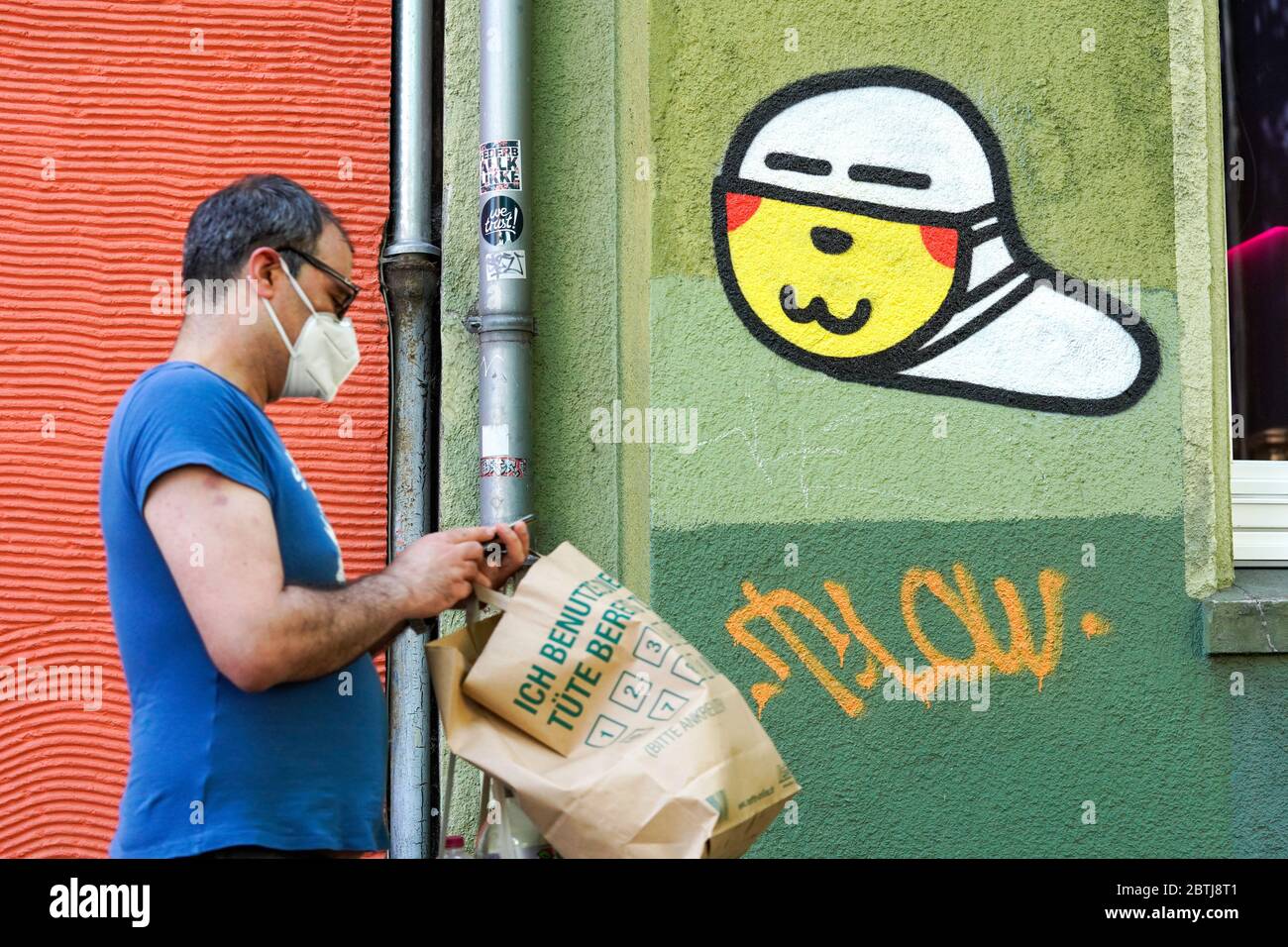 Dortmund, Alemania, 26 de mayo de 2020: Gusanos de máscara. Desde el estallido de la crisis de la corona en marzo de 2020, el pequeño graffiti del virus de la corona con una máscara de la boca creada por un rociador desconocido se puede ver en muchas paredes de la casa en Dortmund. --- Dortmund, 26.05.2020: Maskenwürmchen. Seit Ausbruch der Corona-Kise im März 2020 sund kleine Coronaviren-Graffitis mit Mundschutz eines unbekannten Sprayers an vielen Hauswänden in Dortmund zu sehen. Foto de stock