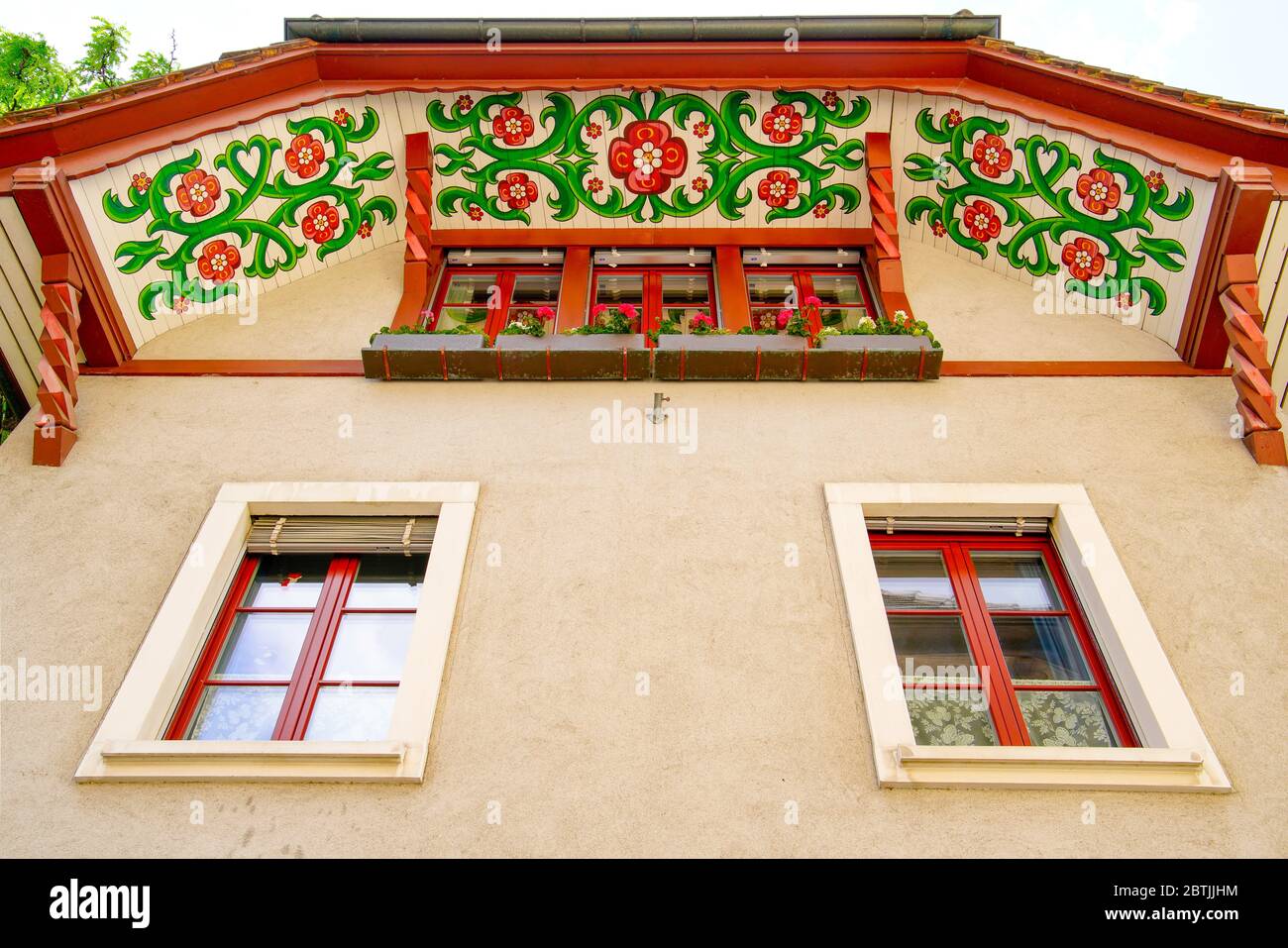 Edificio colorido junto a Kirchgasse. La ciudad vieja de Aarau es la ciudad de los techos bellamente decorados, Cantón de Aargau, Suiza. Foto de stock
