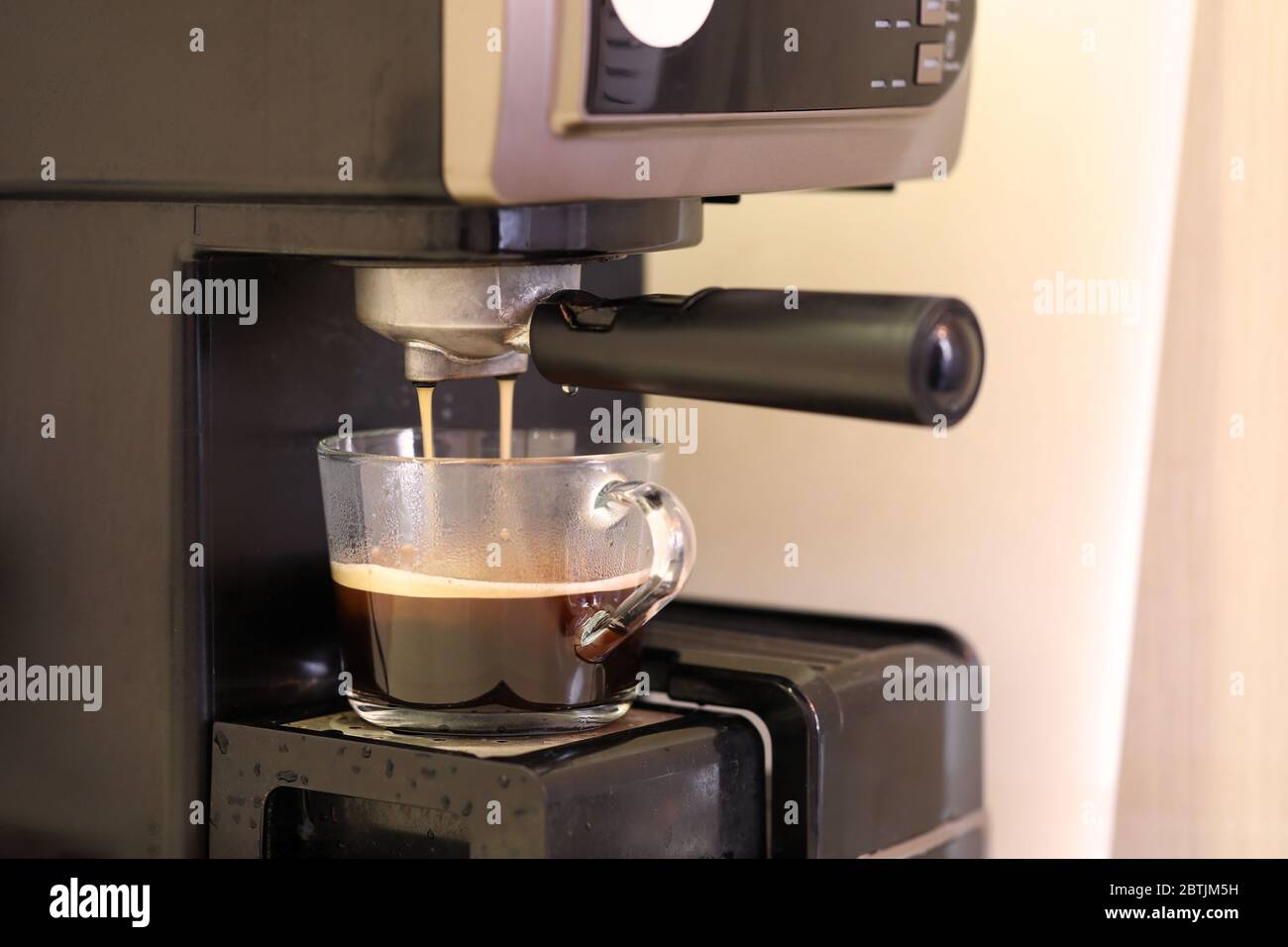 La cafetera prepara café natural en una taza de cristal Fotografía de stock  - Alamy