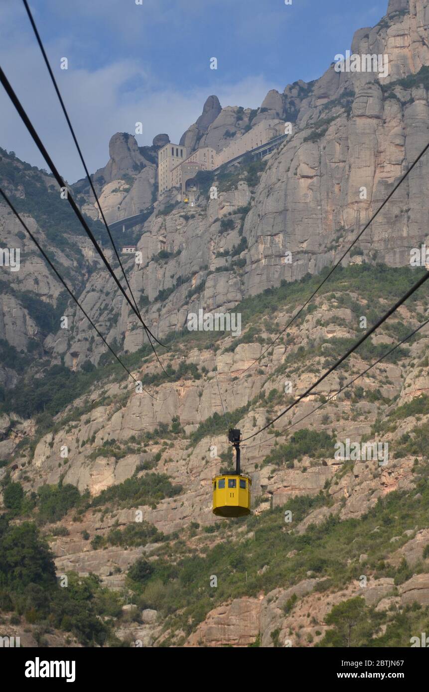La historia de la Aeri de Montserrat. El teleférico desde el fondo de la  montaña de Montserrat hasta el monasterio de Montserrat comenzó a funcionar  por primera vez en 1930 Fotografía de