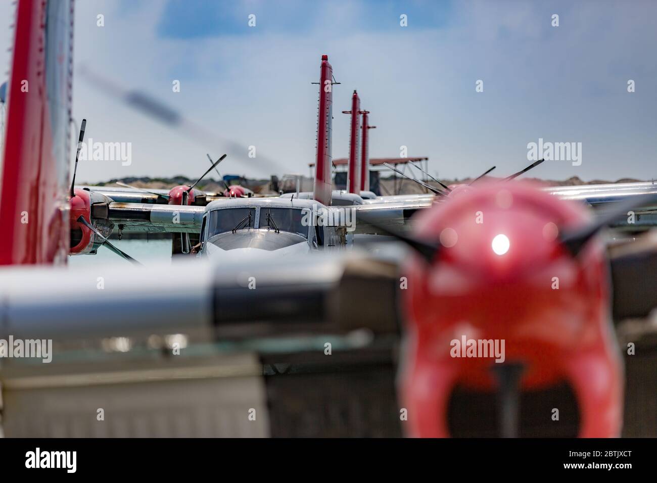 Male, Maldivas – 10 de mayo de 2019: TMA - Trans Maldivian Airways Twin Otter hidroaviones en el aeropuerto de Male (MLE) en las Maldivas. Estacionamiento en hidroavión en Malé Foto de stock