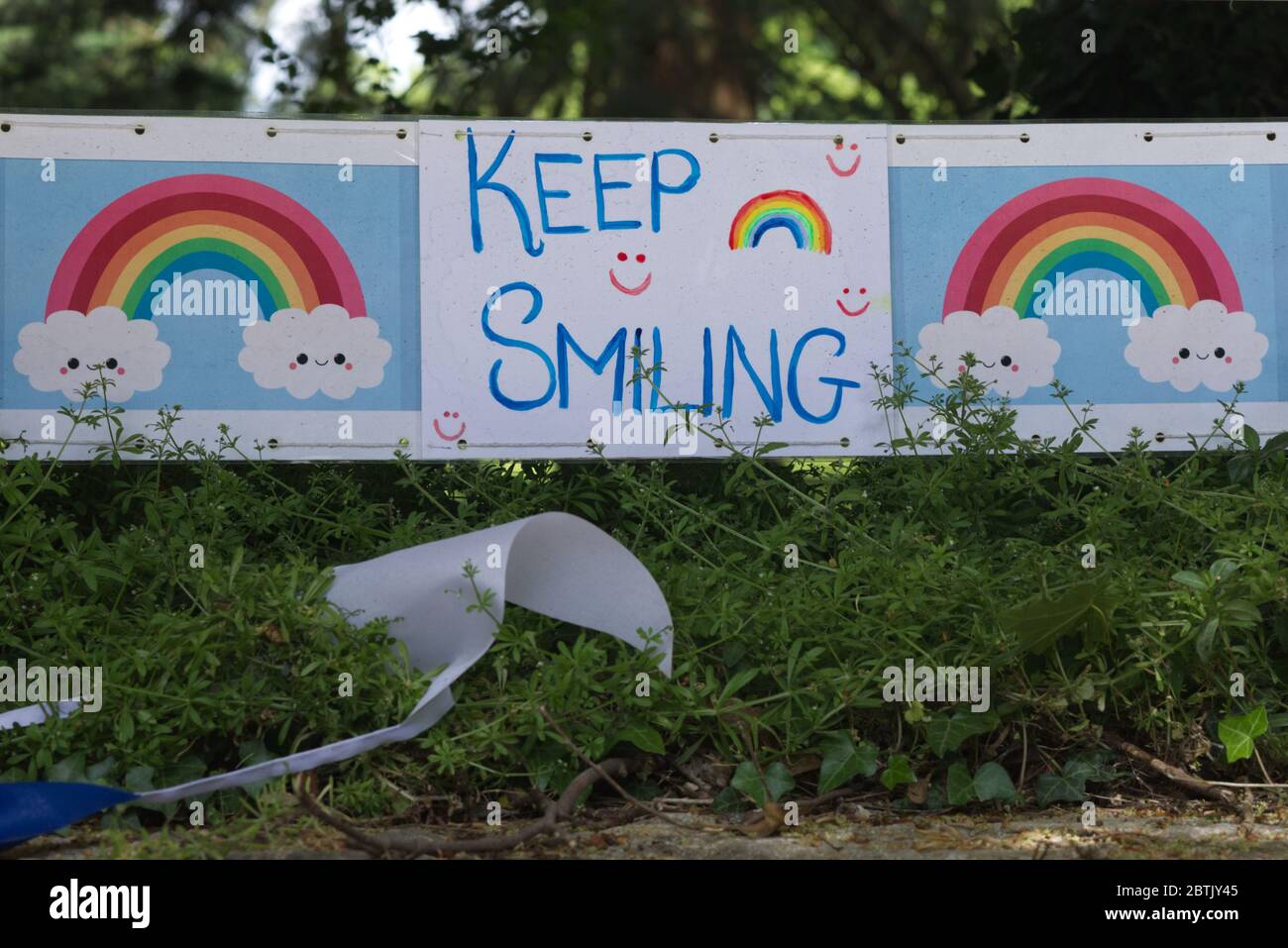 Mantenga el signo de arco iris sonriente para los trabajadores de NHS y Care Foto de stock