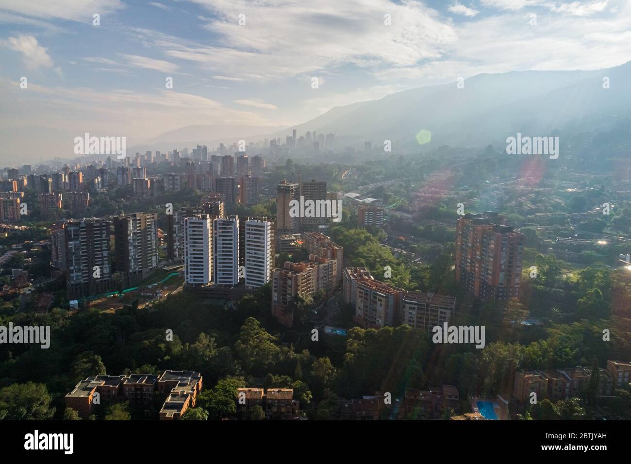Vista aérea de una ciudad muy poblada durante el amanecer de la mañana Foto de stock