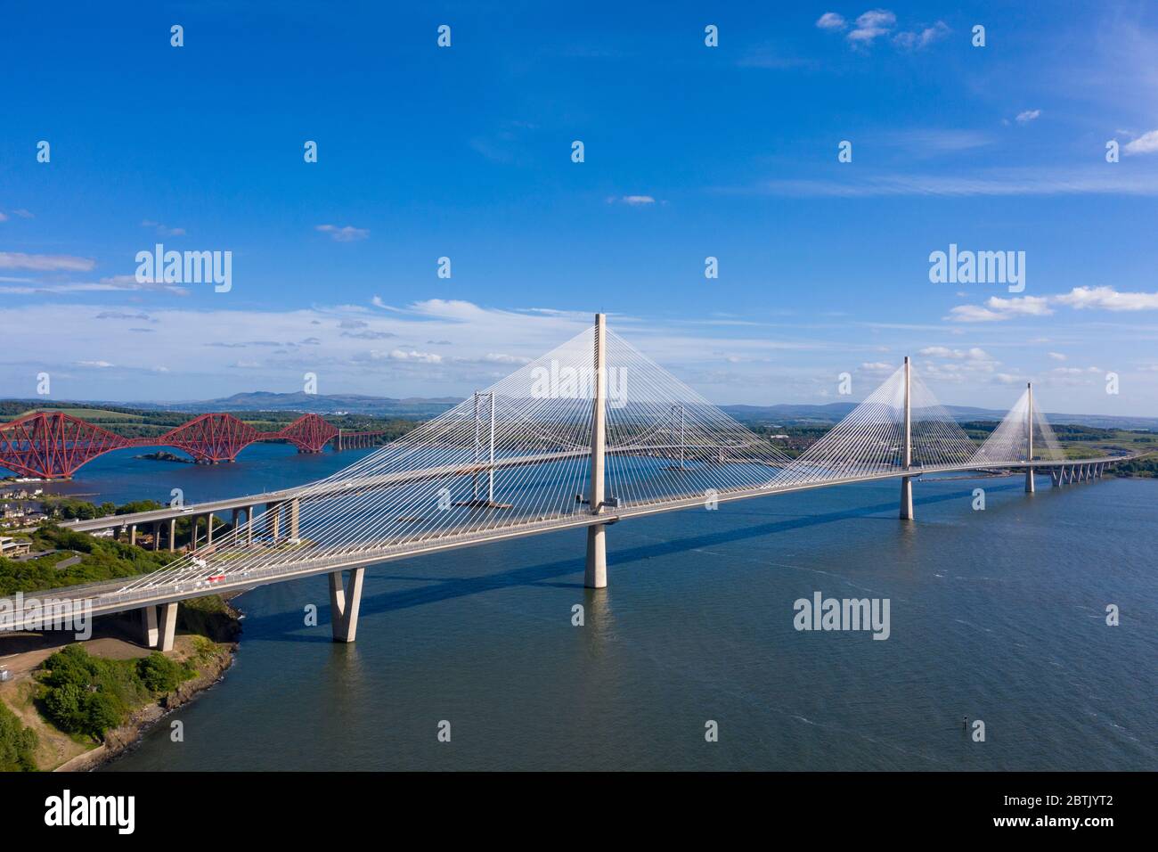 Vista aérea de tres puentes que cruzan el río Forth con el nuevo Queensferry Crossing en frente en North Queensferry, Fife, Escocia, Reino Unido Foto de stock