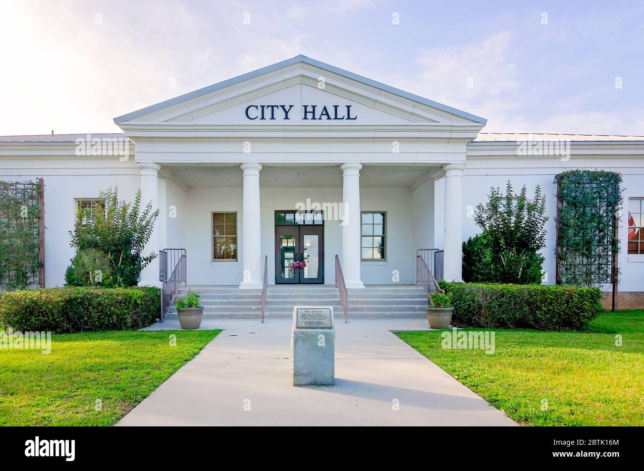 Pass Christian City Hall se muestra, 23 de mayo de 2020, en Pass